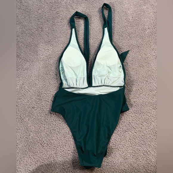 Cupshe Swimsuit - Picture 3 of 3